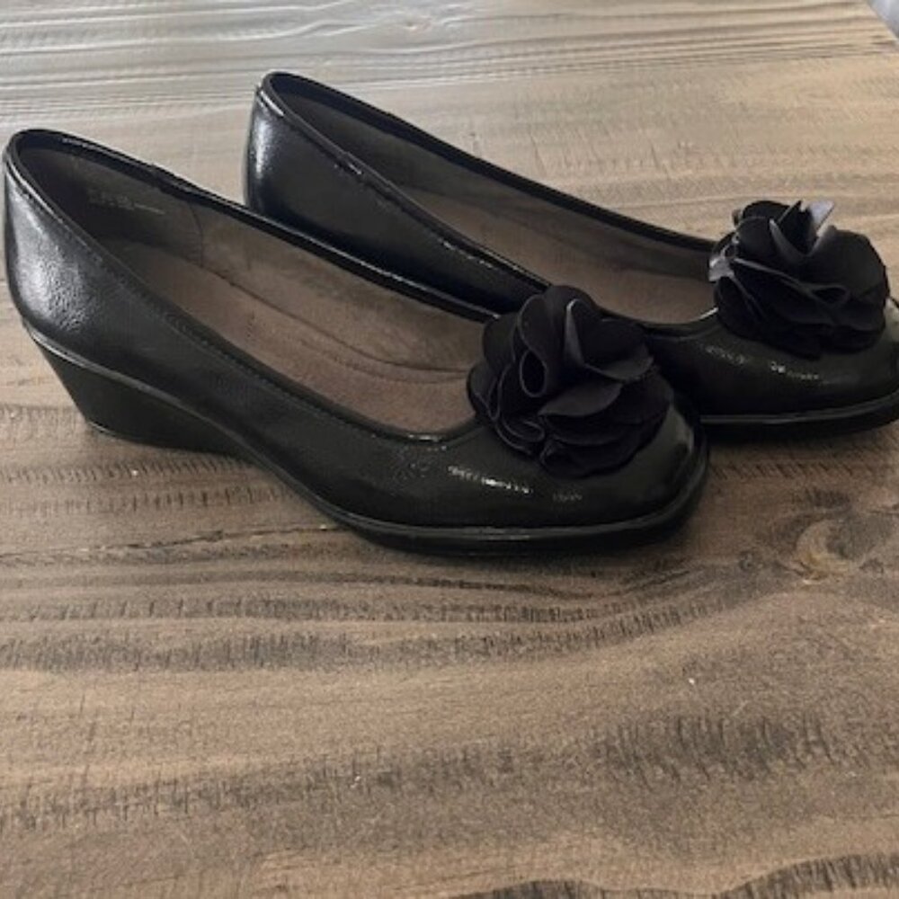 Aerosoles “Hot Item” Wedge Pump Size 6 Black Fabric Flower Accent Vegan Comfort